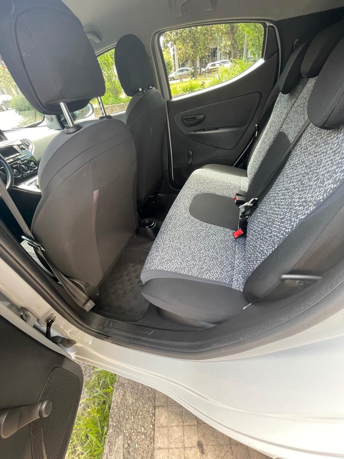 Lancia Ypsilon 1.0 FireFly 5 porte S&S Hybrid Ecochic Silver