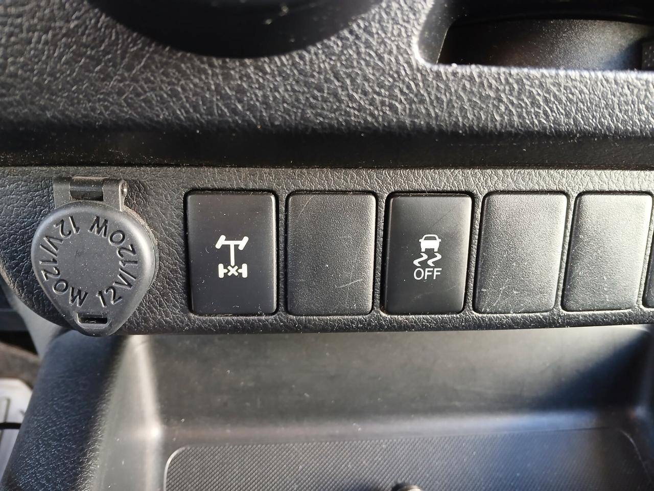 TOYOTA HILUX 2.4 D 4WD DOUBLE CAB 2017