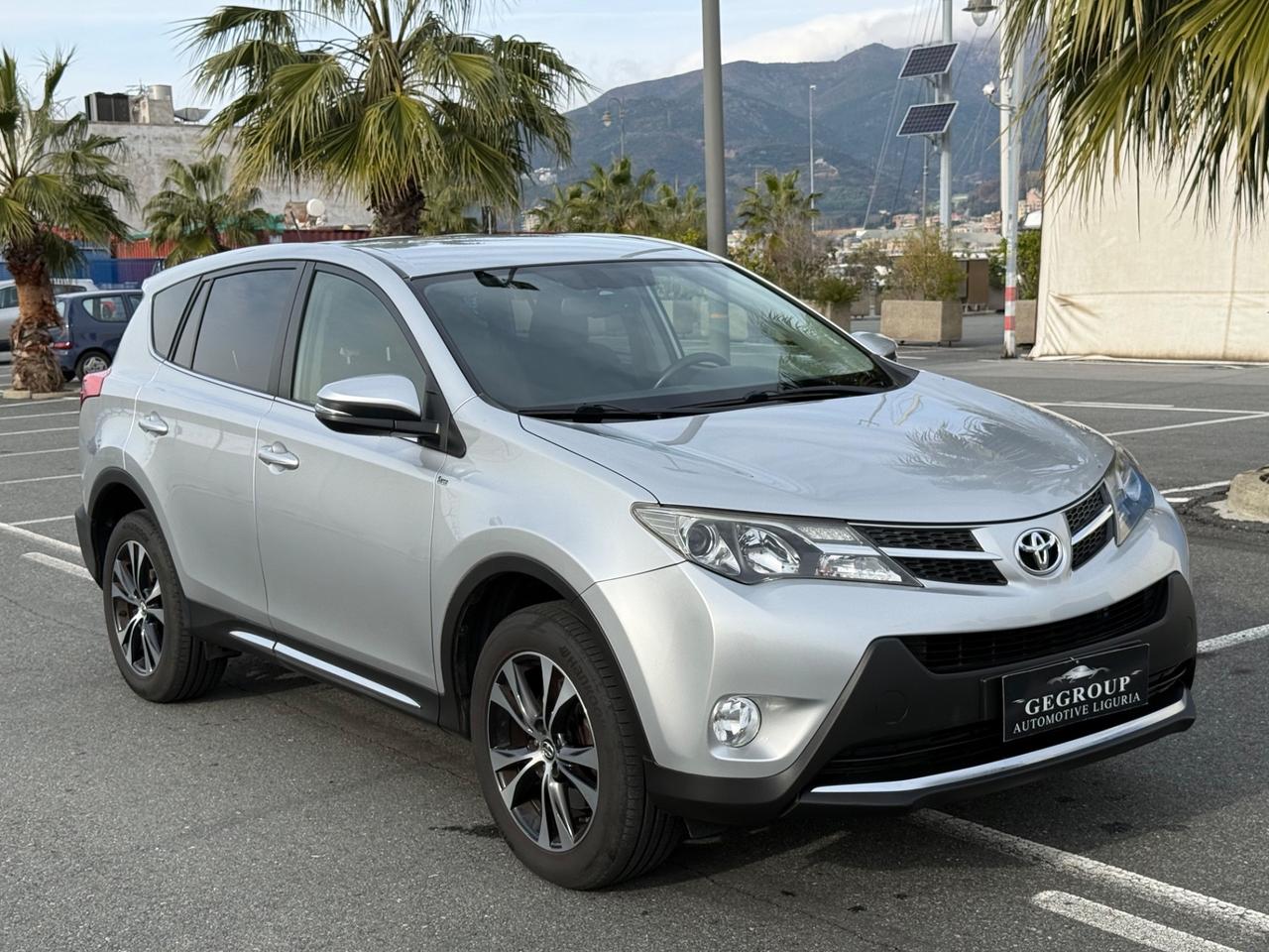 Toyota RAV 4 RAV4 2.0 D-4D 4WD Lounge-4X4-PERMUTABILE