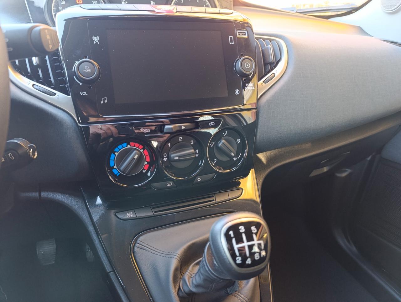 Lancia Ypsilon 1.0 S&S Hybrid Gold --6000 km--