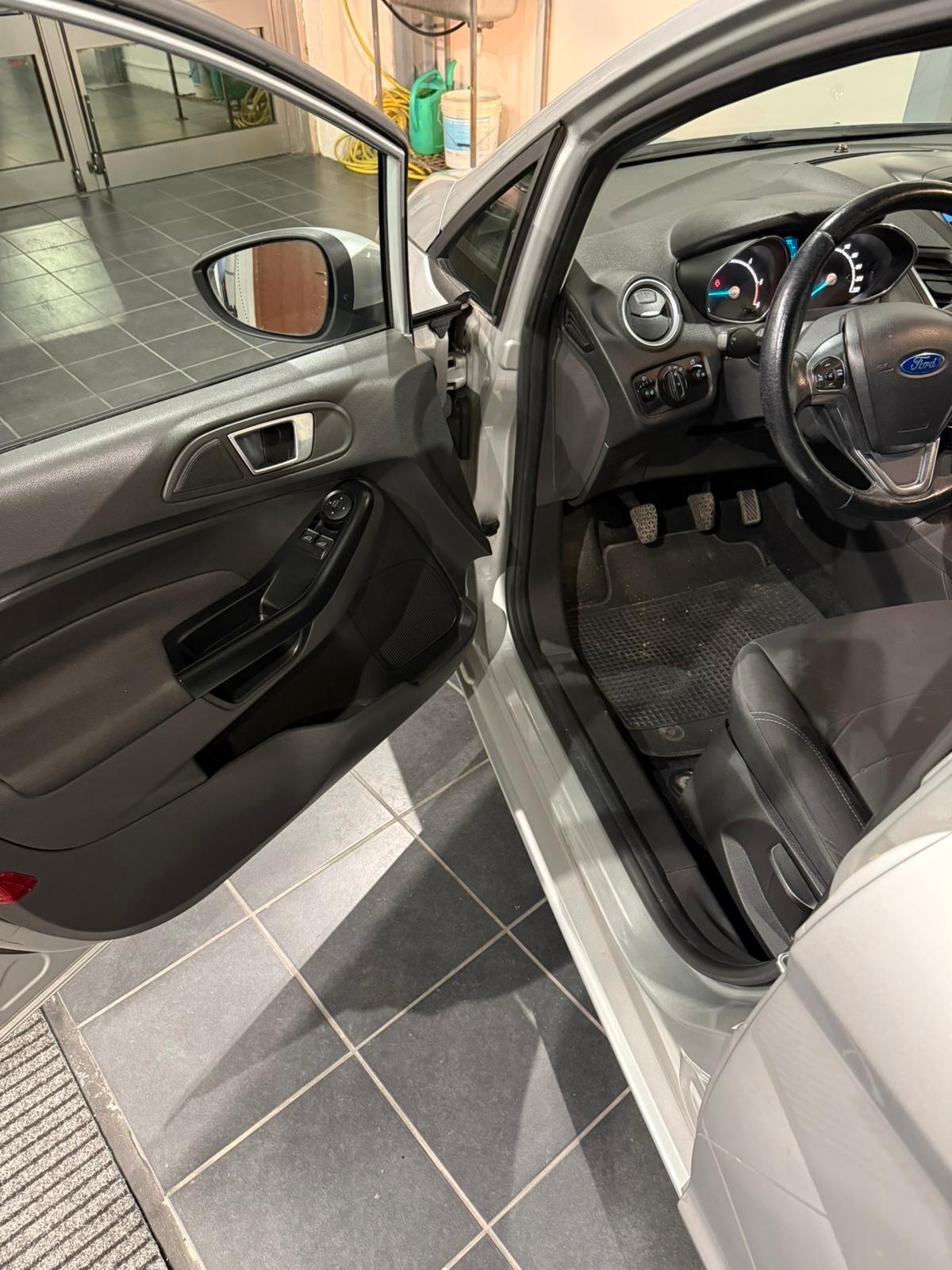 Ford Fiesta 1.5 TDCi 75CV - GARANZIA - NEOPATENTATI