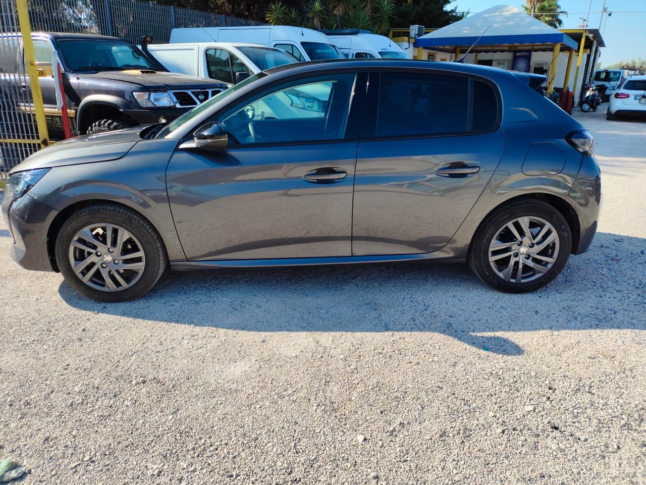 Peugeot 208 PureTech 75 Stop&Start 5 porte Allure – 2022 – 10.100 km . Vendita senza IVA (regime del margine)