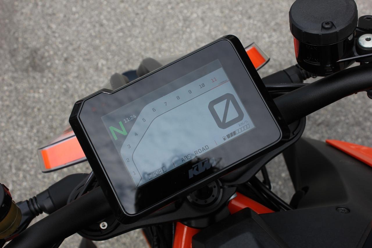 KTM 1290 SUPER DUKE R PARI AL NUOVO TERMINALE AKRAPOVIC