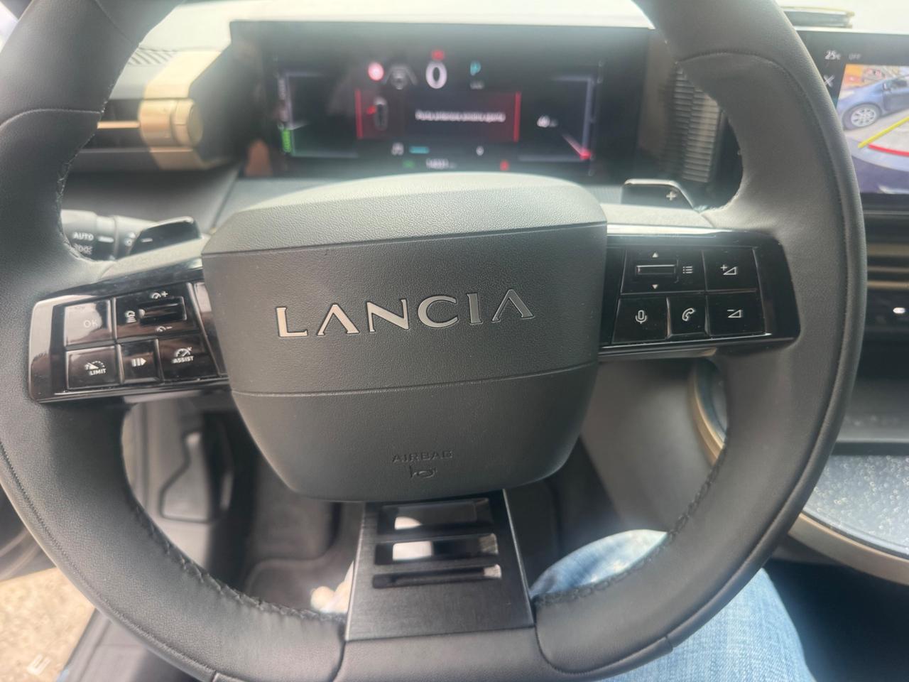 Lancia Ypsilon Hybrid e-DCT Edizione Cassina