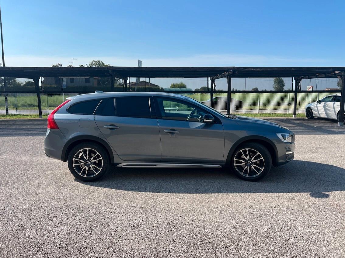 Volvo V60 Cross Country 2.0 d3 Plus geartronic - Pelle Navi Fari Led - FULL OPTIONAL