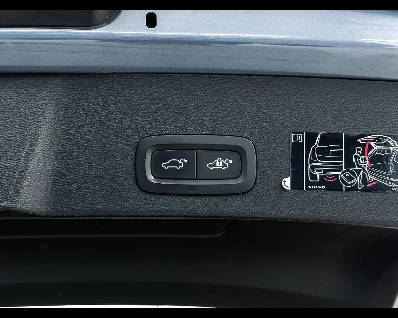 VOLVO XC40 B4 AWD Geartronic Momentum Pro