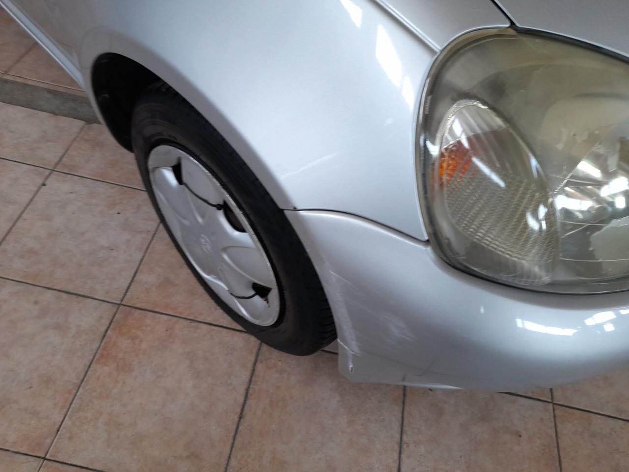 Toyota Yaris 1.0i 16V cat 5 porte Sol