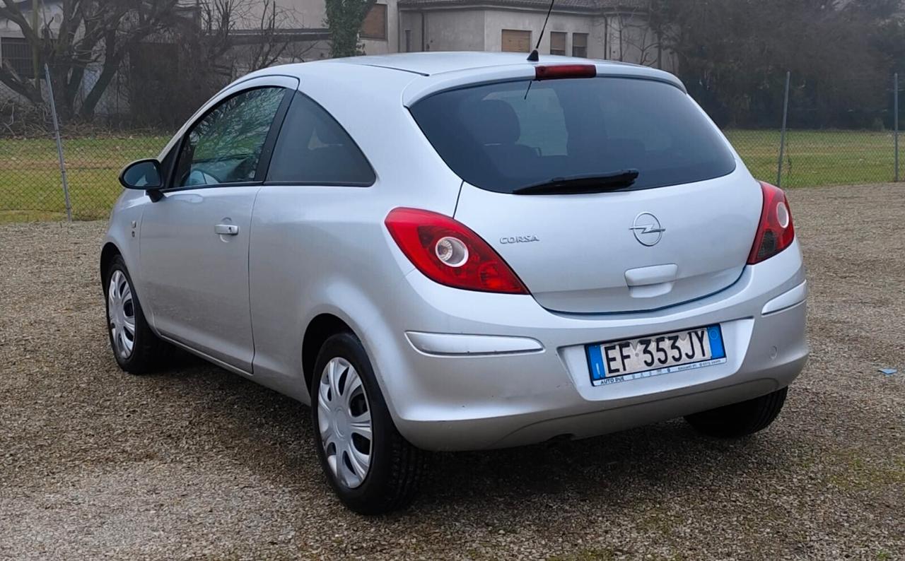 Opel Corsa 1.2 3 porte b-color