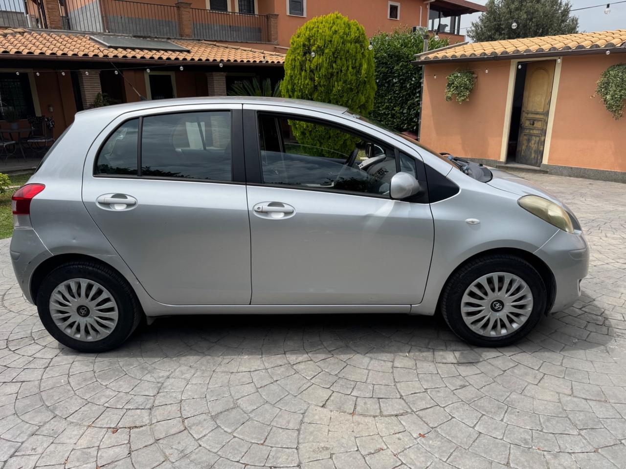 Toyota Yaris 1.3 benzina - POCHI KM - 2010