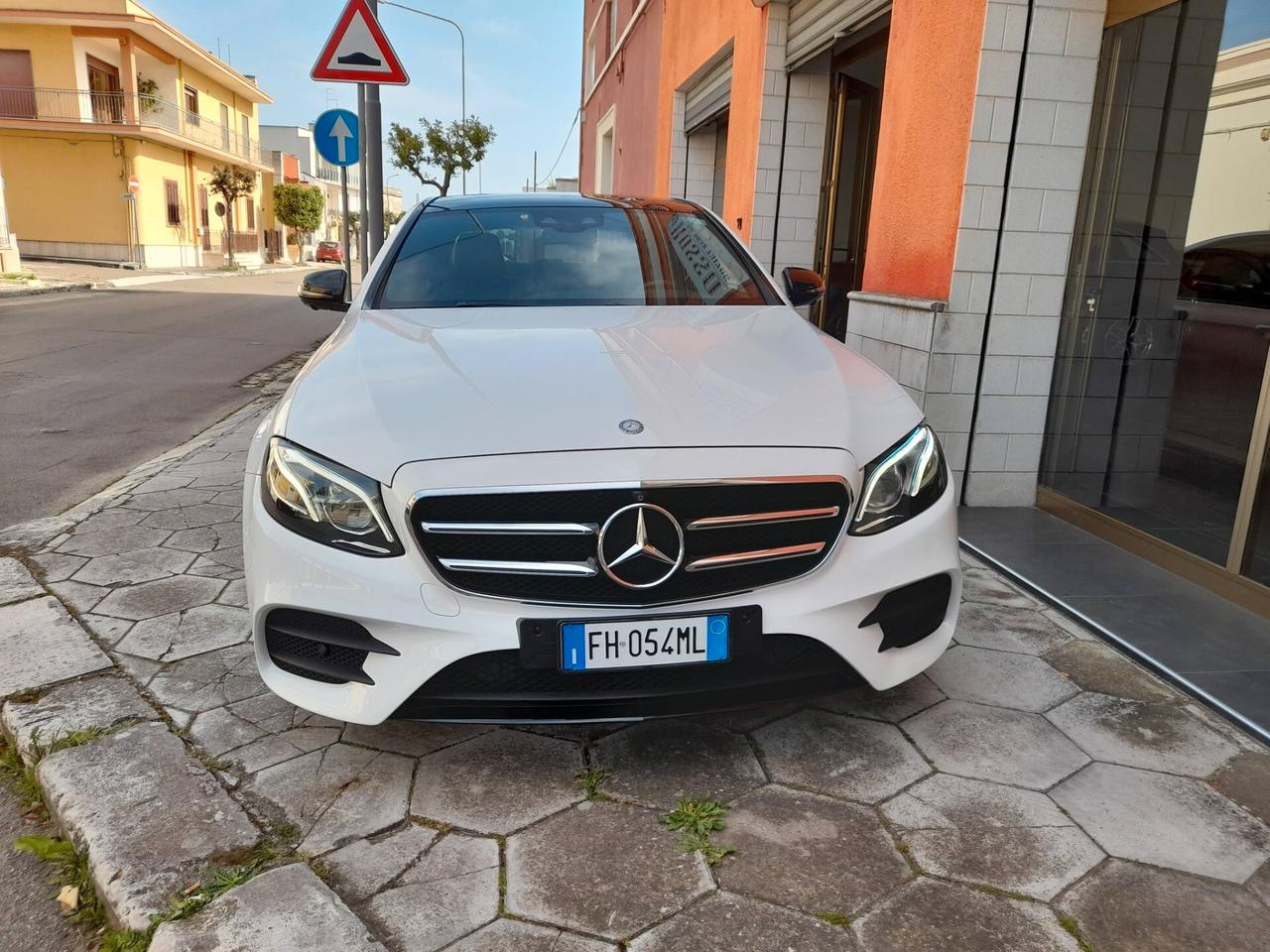MERCEDES E 220 D AMG LINE BERLINA