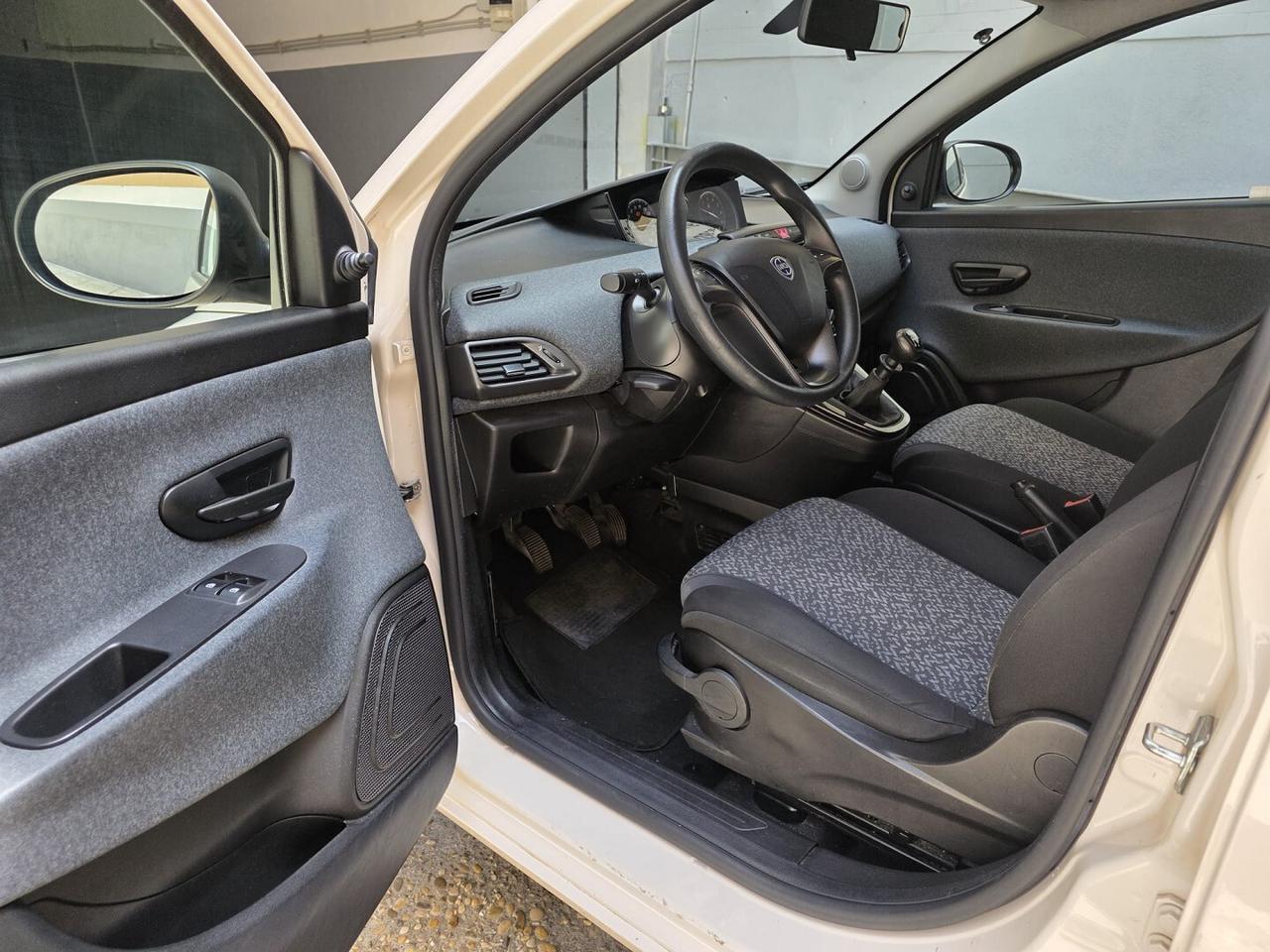 LANCIA YPSILON 1.2 - ADATTA A NEOPATENTATI