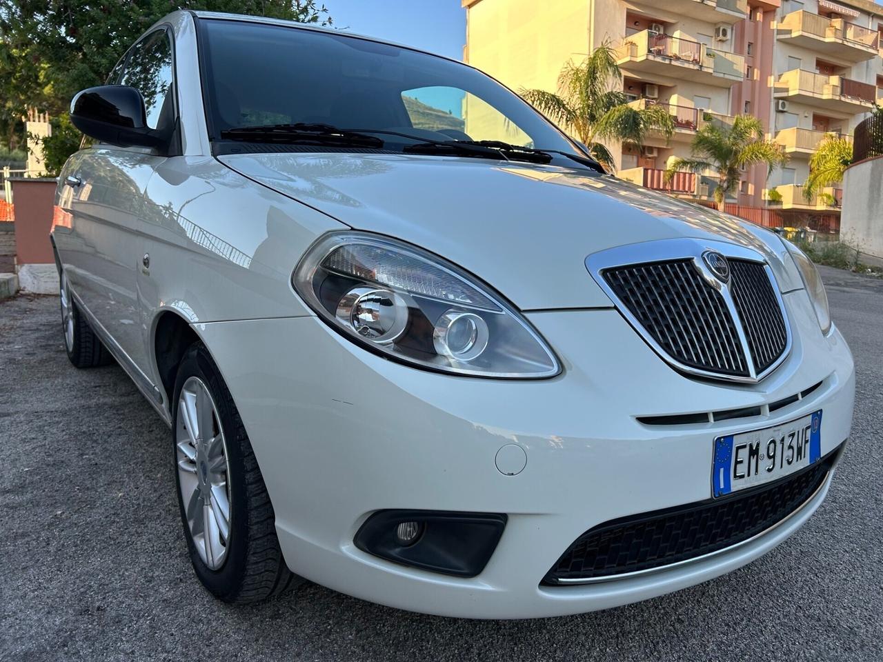 Lancia Ypsilon 1.3 MJT 75 CV Unyca