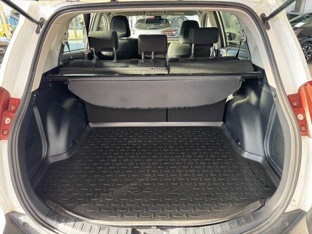 TOYOTA RAV 4 TD 2WD Style White Ed.