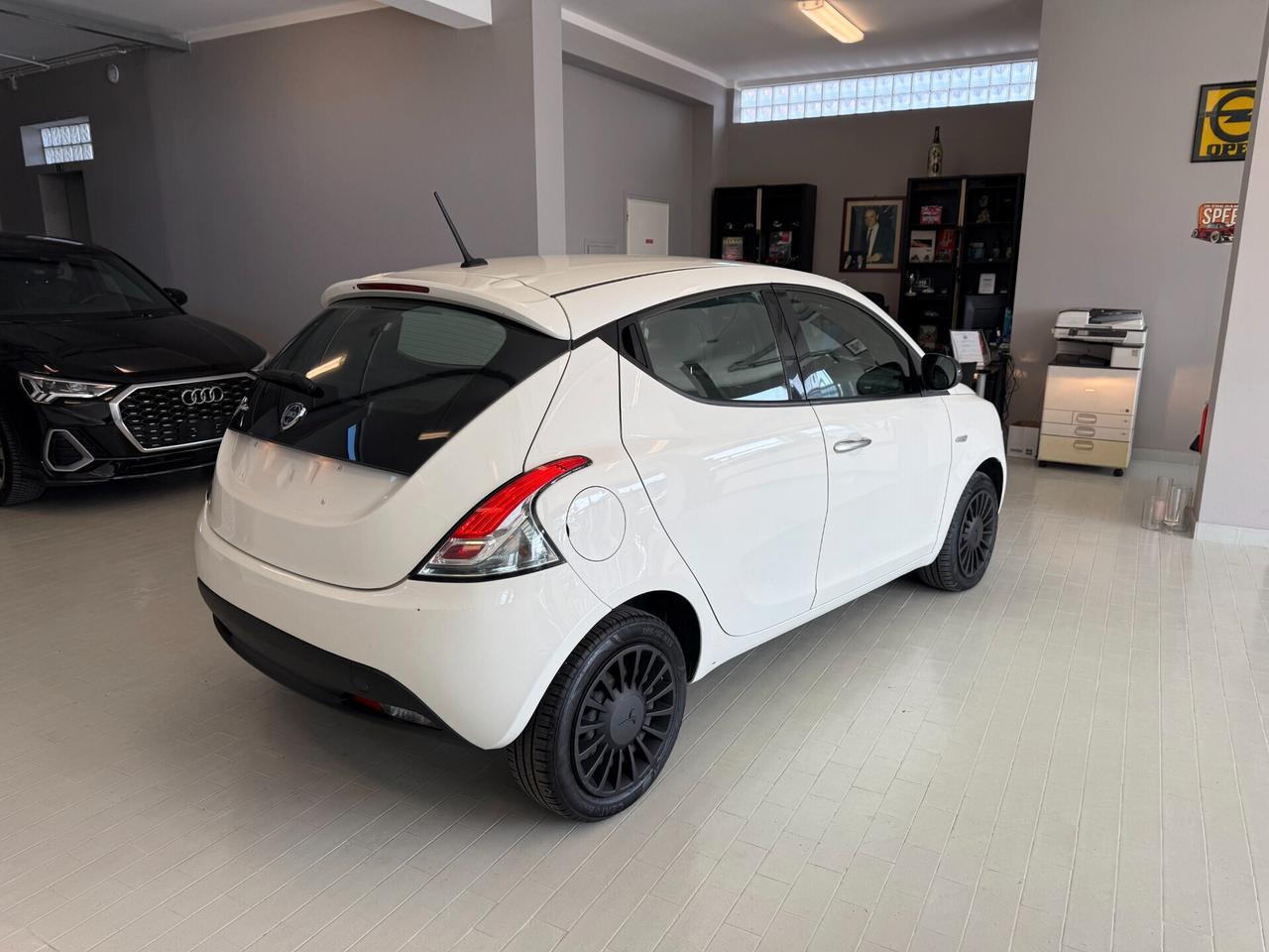 Lancia Ypsilon 1.0 FireFly 5 porte S&S Hybrid Silver
