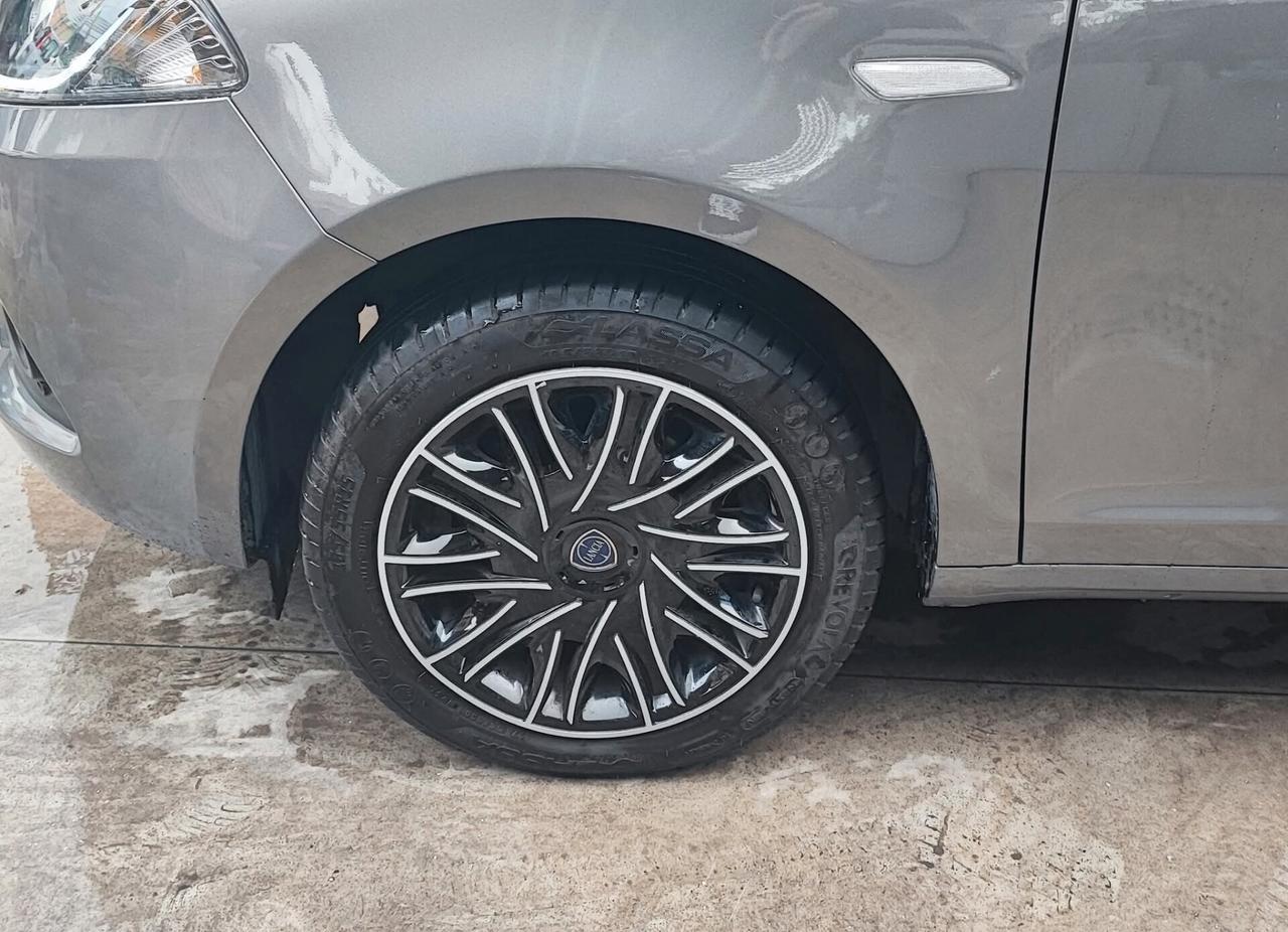 Lancia Ypsilon 1.0 5 porte Hybrid Gold 2023