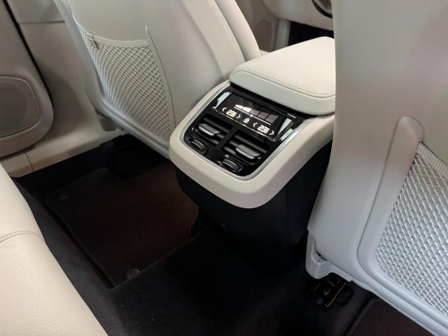 VOLVO XC60 B4 (d) AWD auto Ultimate Dark Gancio Originale