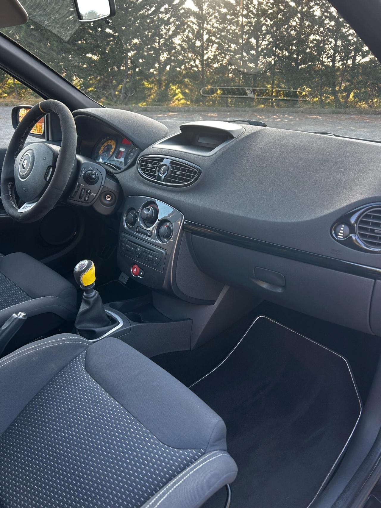 Renault Clio RS F1 Team R27