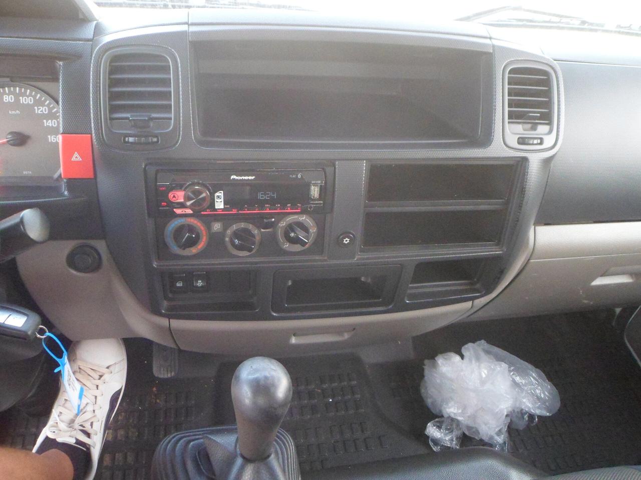 Nissan cabstar cassone con gru
