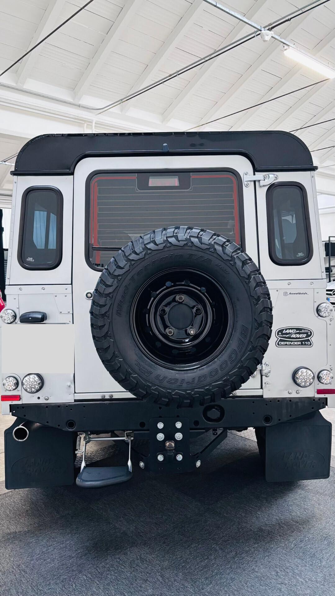 Land Rover Defender 110 (2009) – Edizione Custom Silver & Black