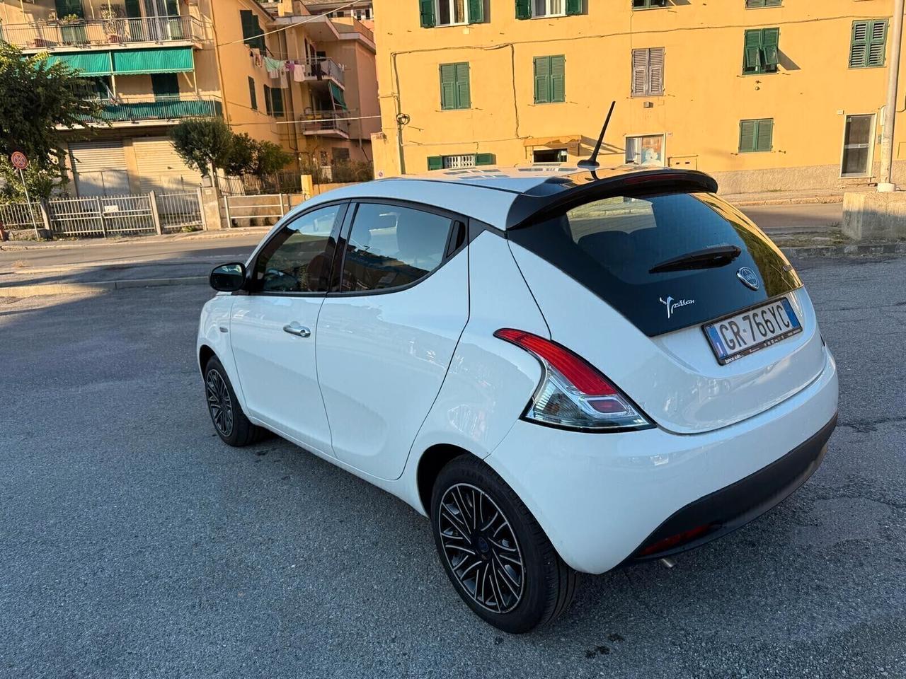 Lancia Ypsilon 1.0 FireFly 5 porte S&S Hybrid Gold Plus