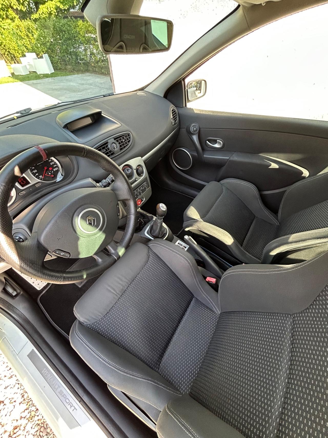Renault Clio RS F1 Team R27