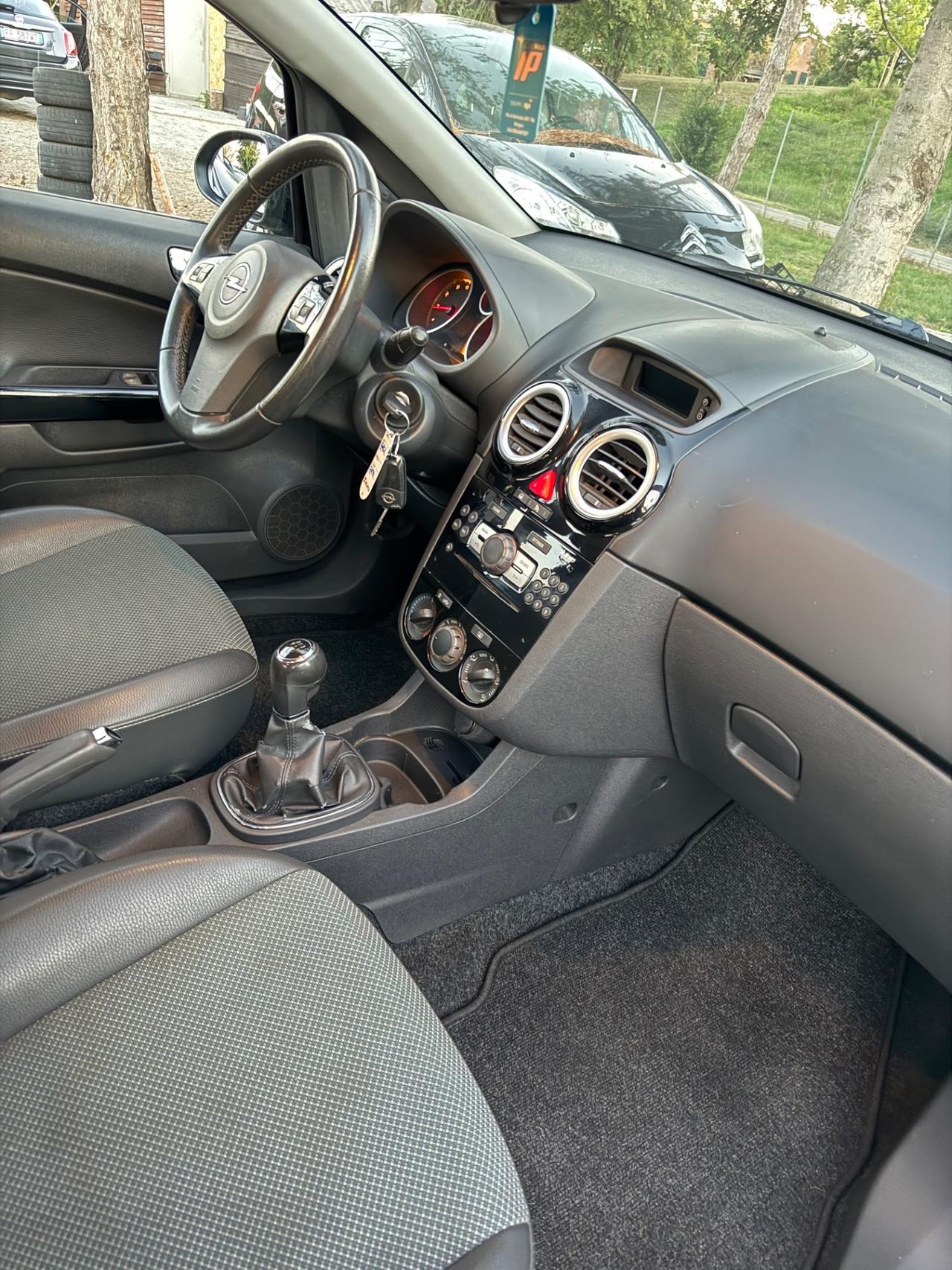Opel Corsa 1.4 16V 5 porte Cosmo