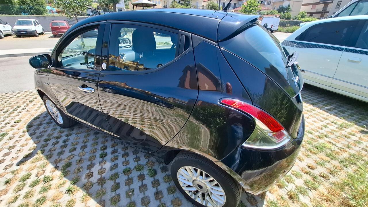 Lancia Ypsilon 0.9 TwinAir 85 CV 5 porte Metano Ecochic Silver