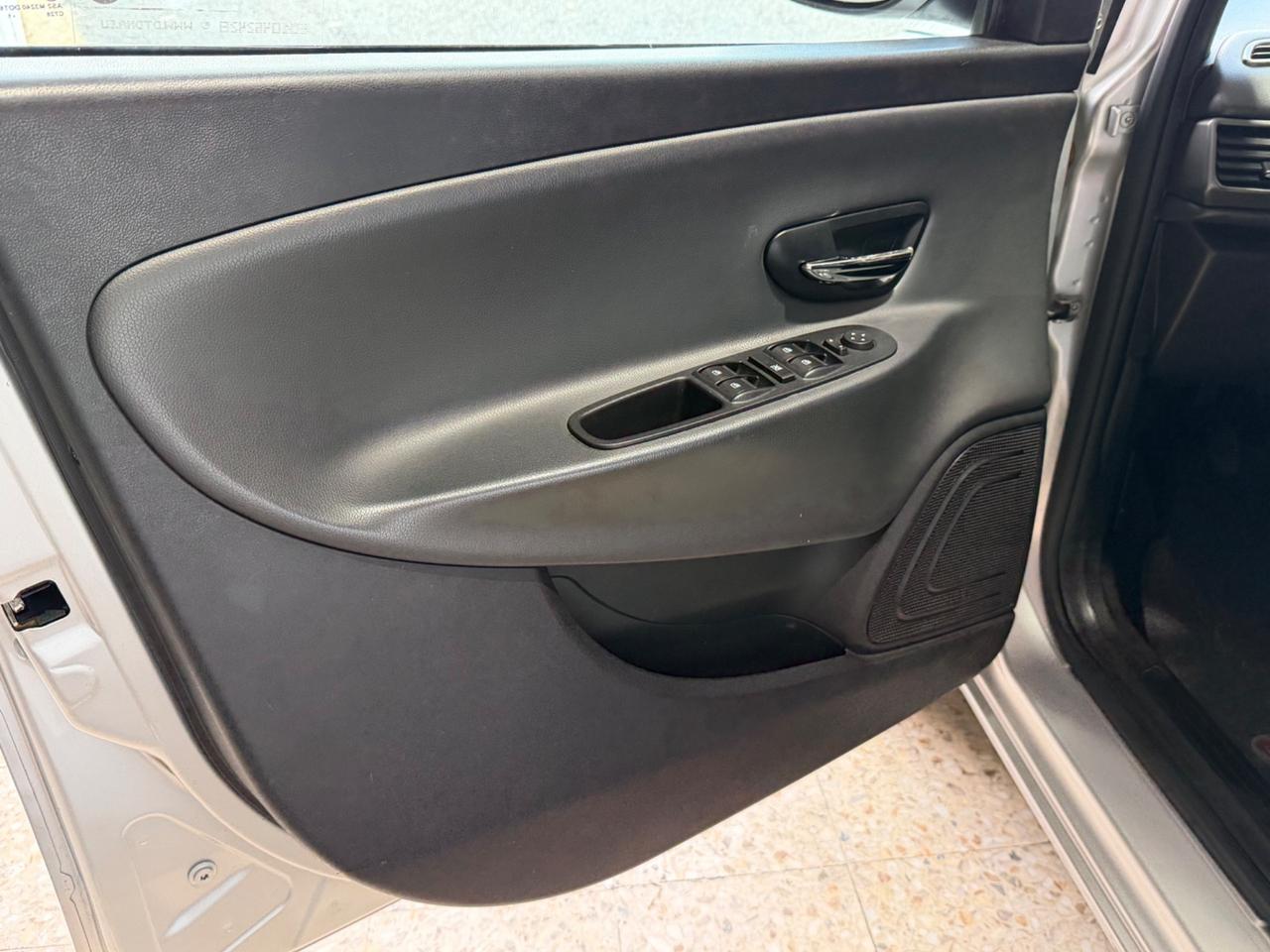 Lancia Ypsilon 1.2 69 CV 100 mila KM