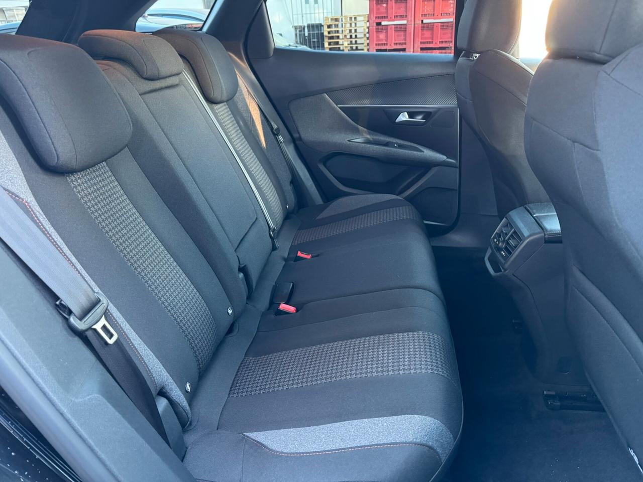 Peugeot 3008 BlueHDi 130 S&S EAT8 Active Business