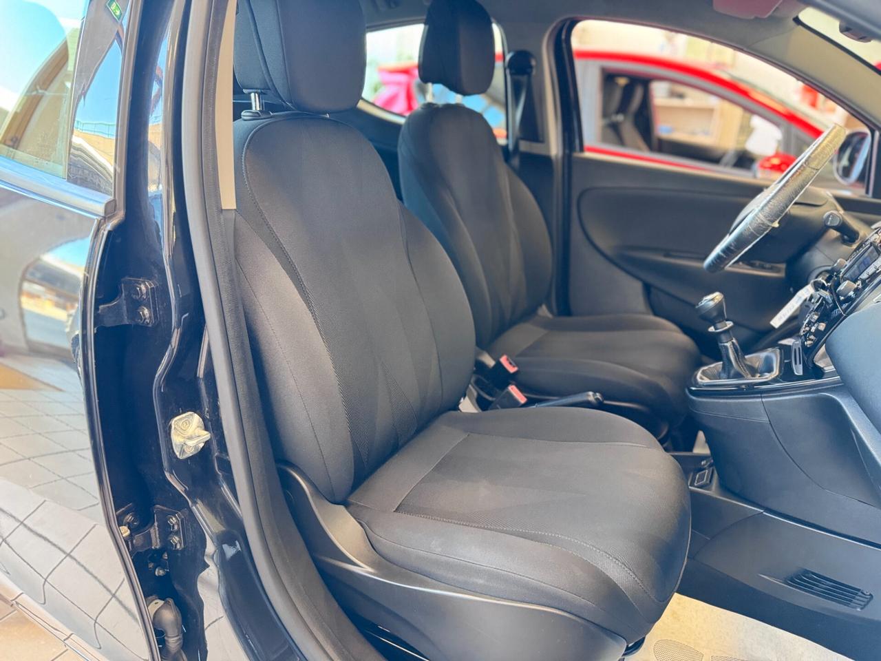 Lancia Ypsilon 1.2 69 CV 5 porte S&S Platinum