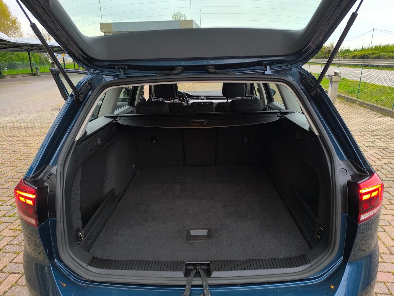 Volkswagen Passat Variant 1.6 TDI SCR DSG Business BMT