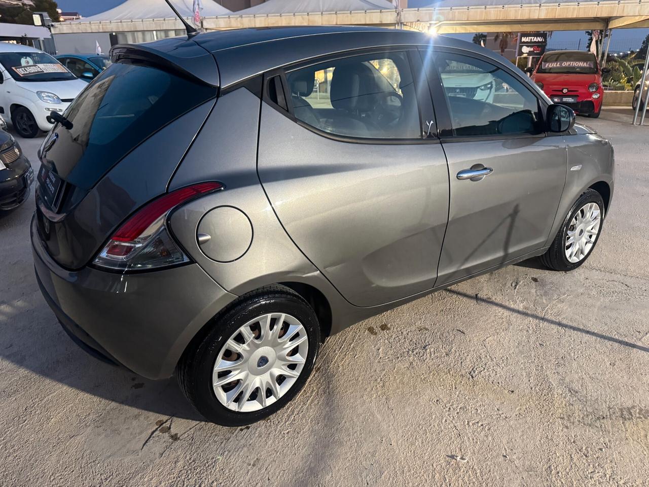Lancia Ypsilon 1.3 MJT 75 CV Unyca