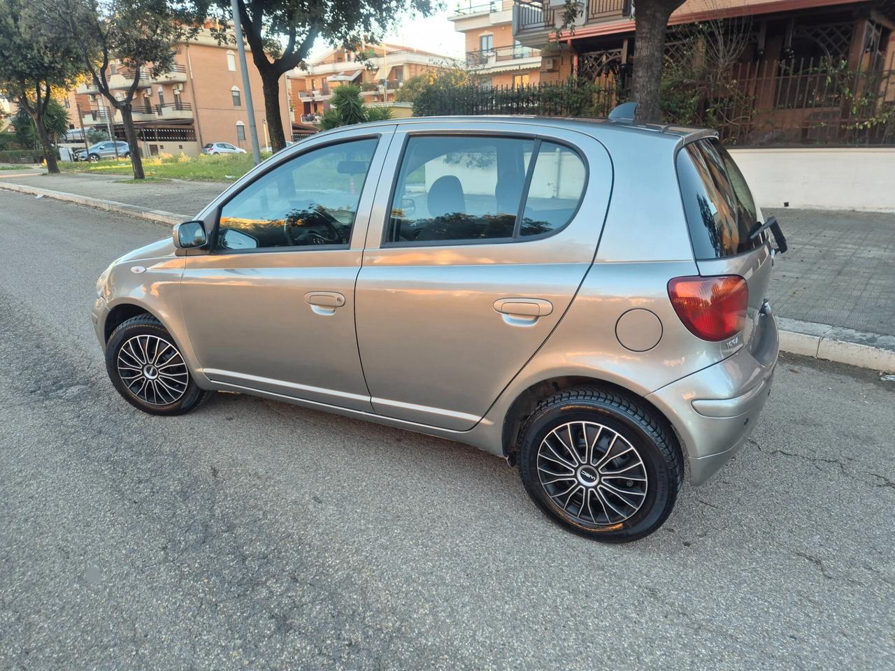 Toyota Yaris 1.0 benzina 68cv anno 05