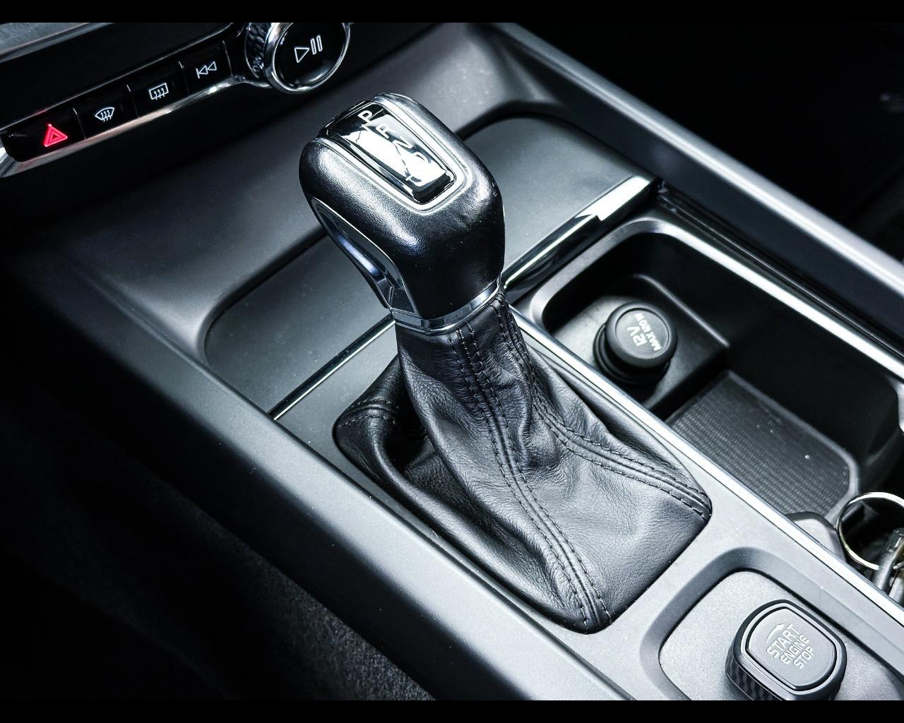 VOLVO V60 (2018-->) - V60 D3 Geartronic Momentum Business
