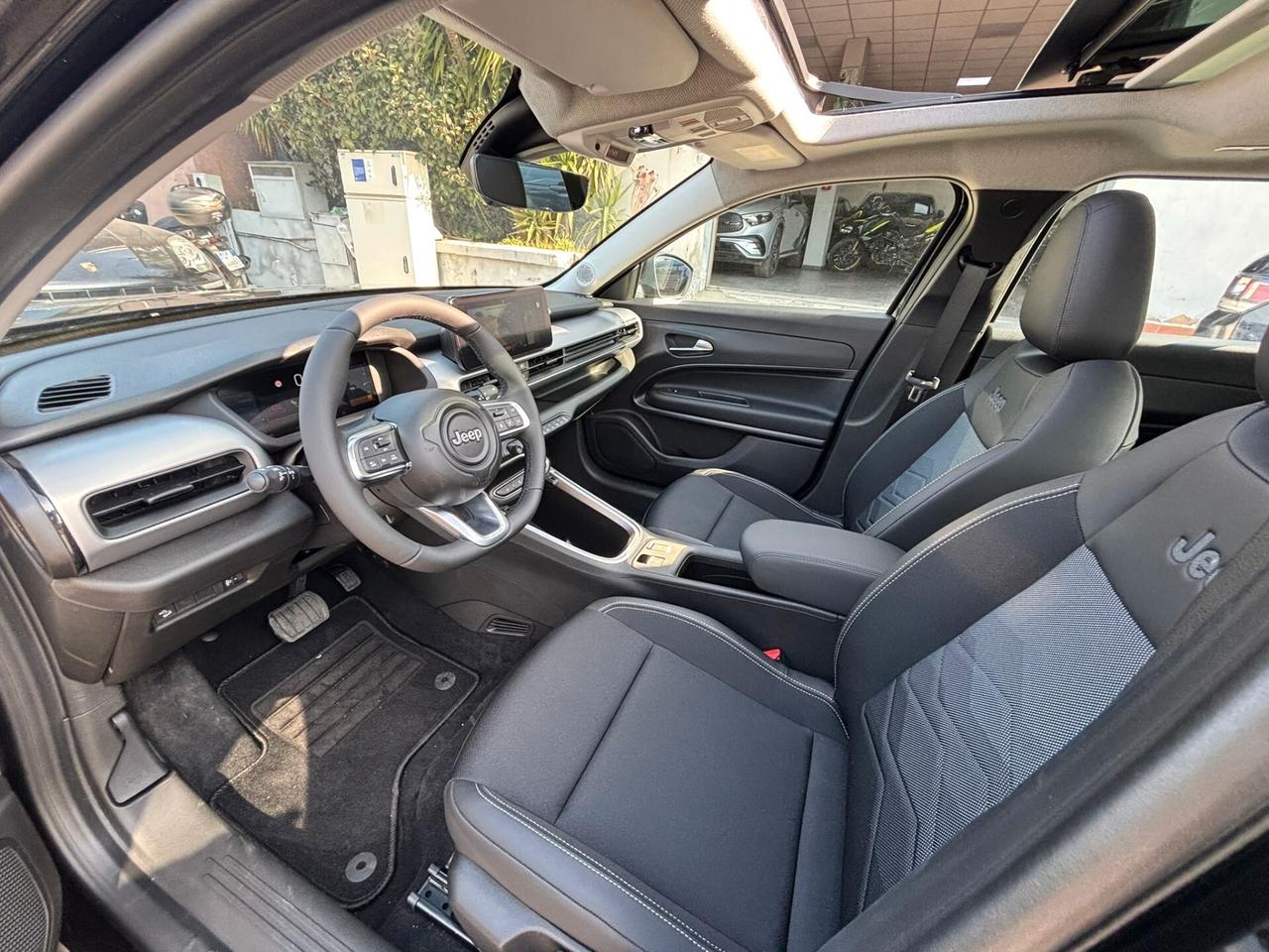 Jeep Avenger E-Hybrid tech & Sky 1.2 110 cv dct Mhev