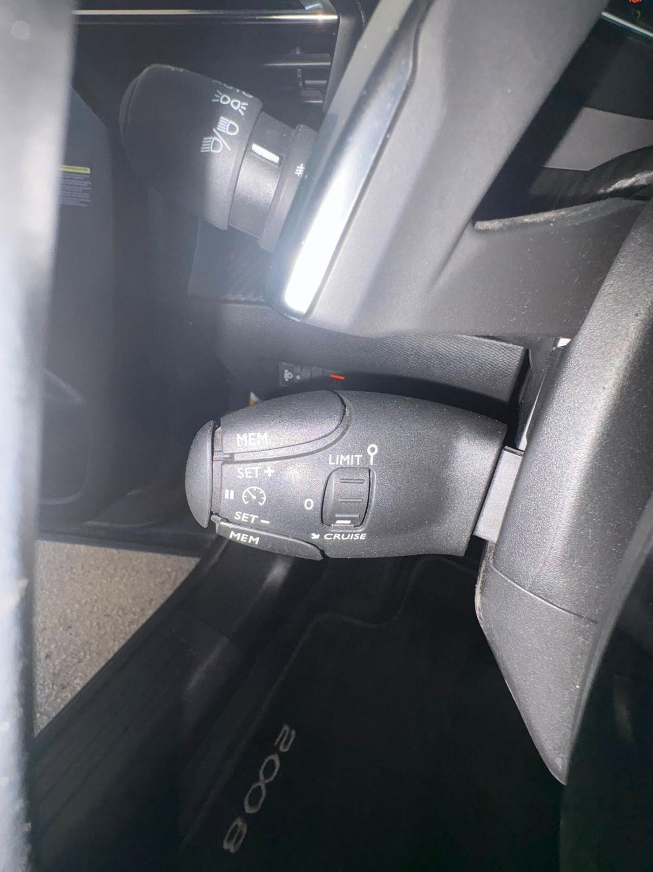 Peugeot 2008 130cv automatica Allure 12/21