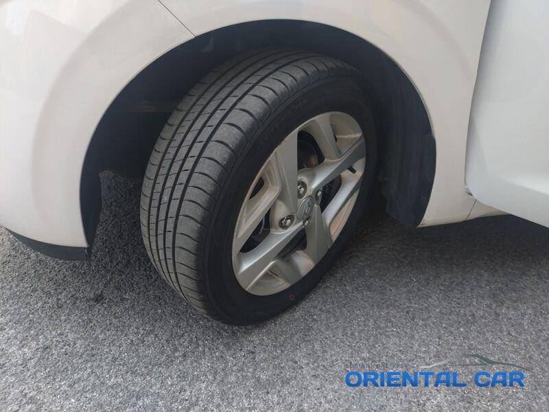 Hyundai i10 i10 1.0 TECH + CONNECT PACK + SENSORI DI POSTEGGIO + VETRI OSCURATI + TRENO DI GOMME INVERNALI