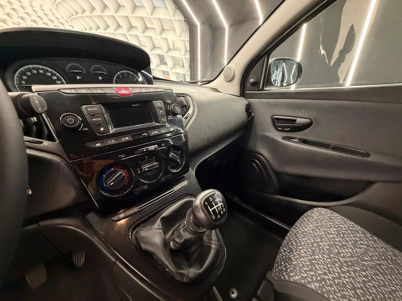 Lancia Ypsilon 1.0 HYBRID-LOUNGE-69CV-NEOPATENTATO-KM CERTIFICATI-12 MESI GARANZIA-PERMUTE