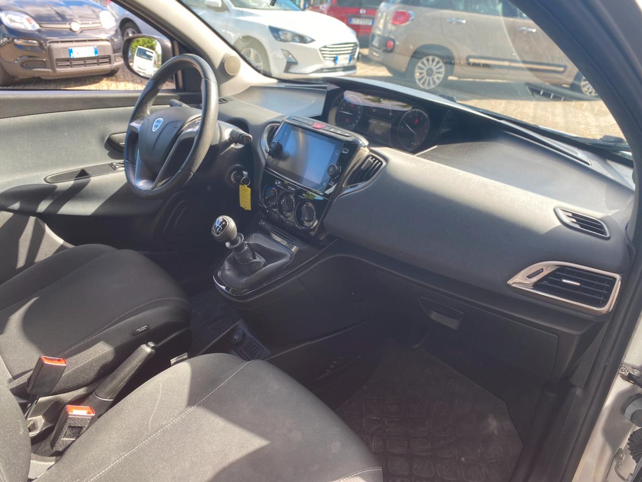 Lancia Ypsilon 1.0 FireFly 5 porte S&S Hybrid Ecochic Silver