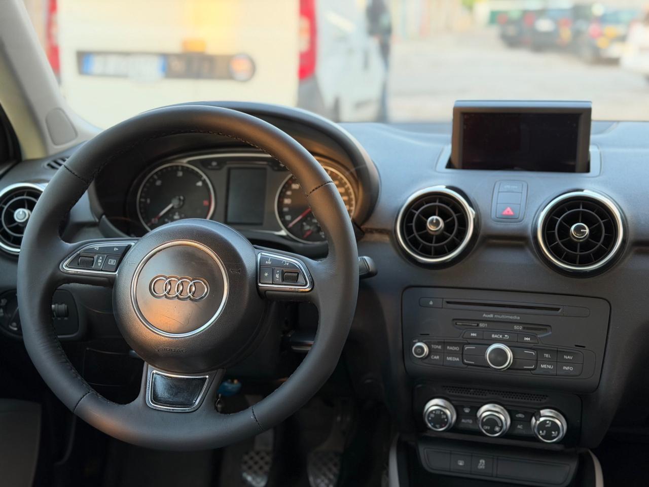 Audi a1 1.6 105cv sportback S-LINE