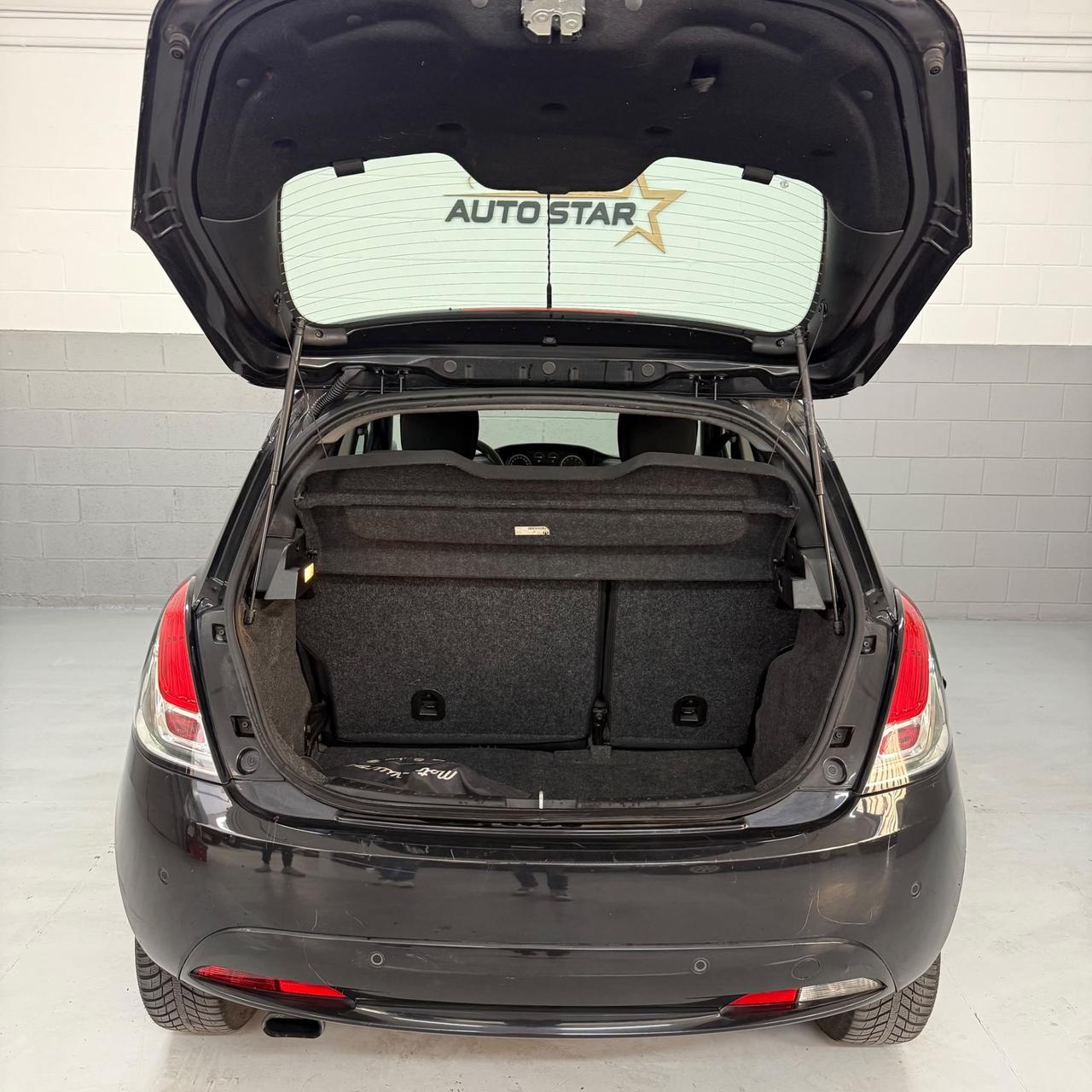 Lancia Ypsilon 1.2 69 CV 5 porte EURO 6 NEOPATENTATI