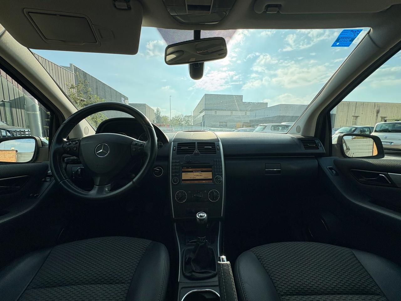 MERCEDES A180(benz)-Pelle,Navi-RESTYLING-2010