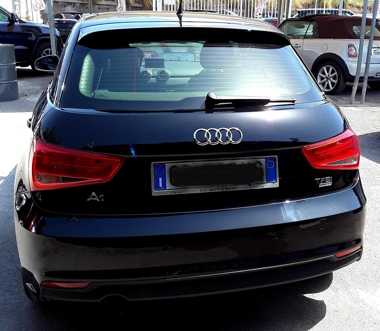 AUDI A1 1.0 TSFI 5P total blak