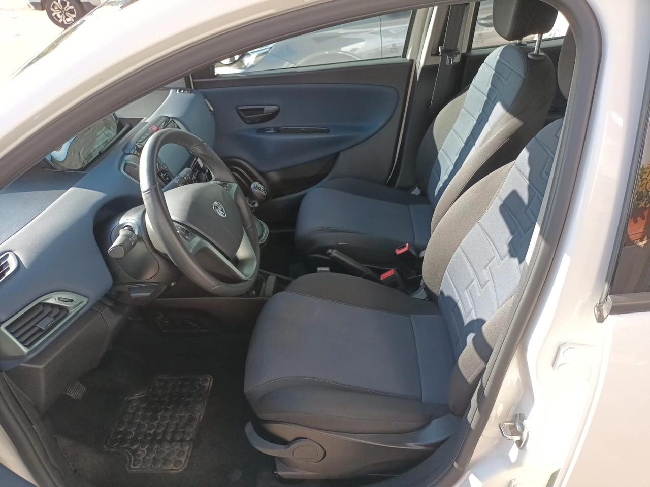 Lancia Ypsilon 1.0 PLATINO Hybrid 70 CV