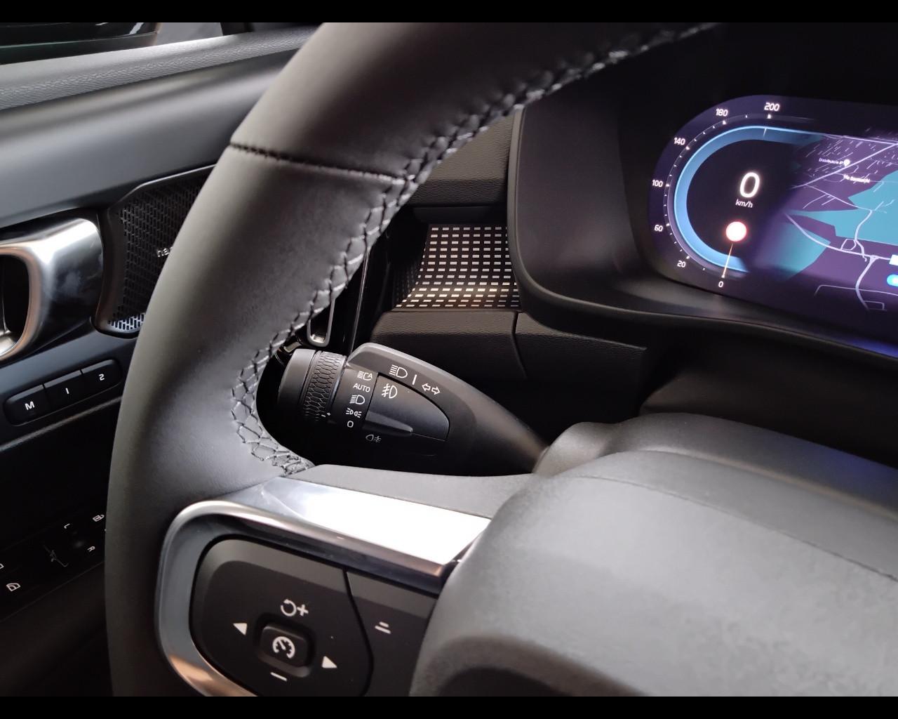 VOLVO XC40 2023 - XC40 2.0 b3 Plus Black Edition auto