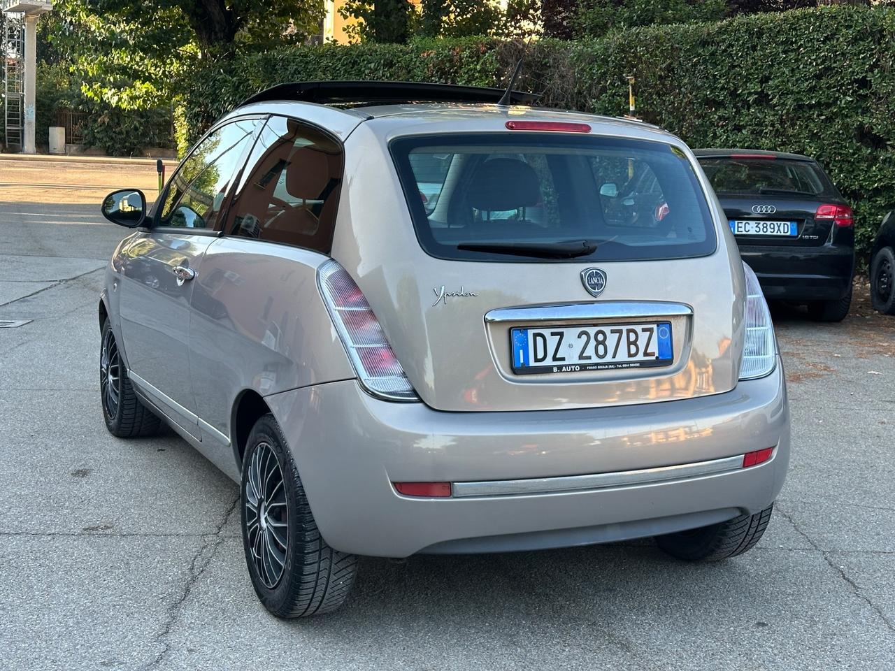 Lancia Ypsilon 1.3 MJT 75 CV Versus