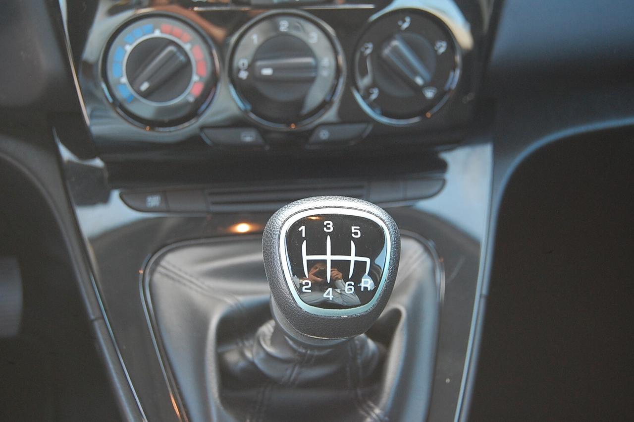 Lancia Ypsilon 1.0 FireFly 5 porte S&S Hybrid Platino