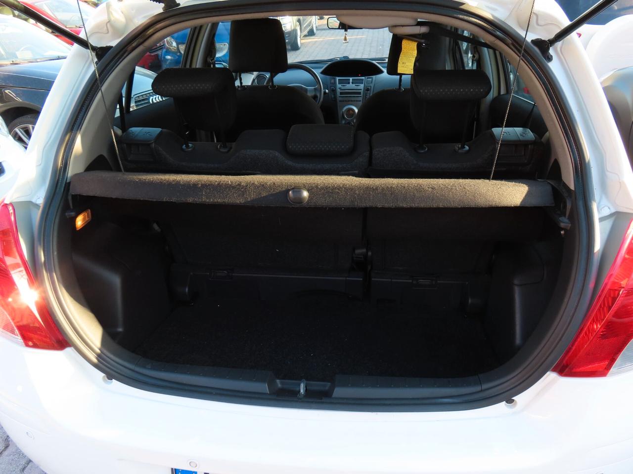 Toyota Yaris 1.3 5 porte Sol 4 CILINDRI 2011