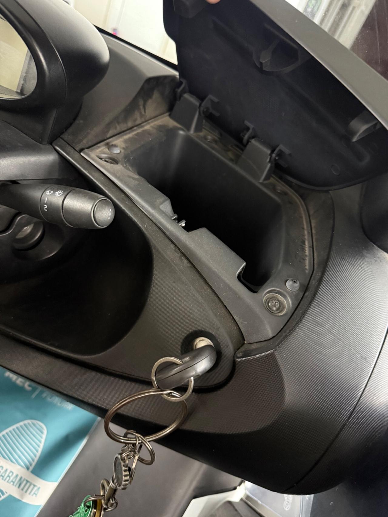 Renault Twizy 45 patente Si guida con AM