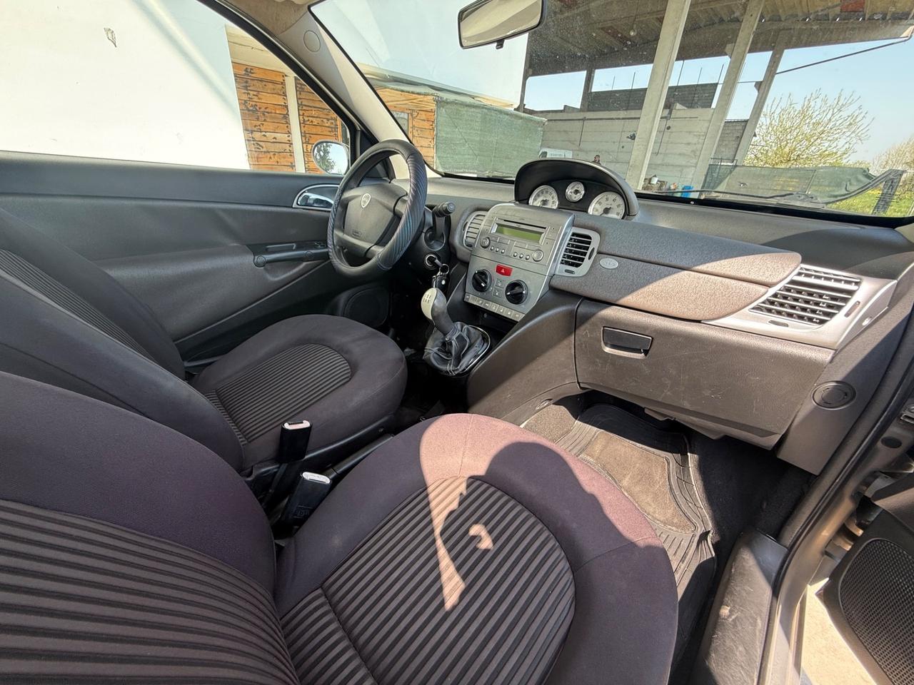 Lancia Ypsilon 1.3 MJT 75 CV Versus